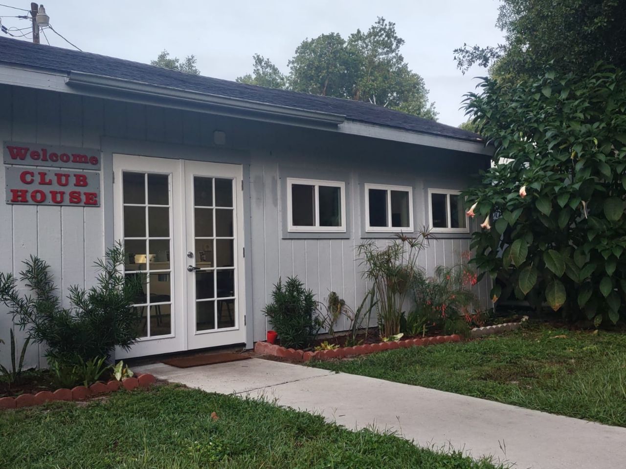 Community Clubhouse - Free Morning Coffee, Vending Machines, Coin Operated Laundry, Bathrooms/Showers, and a nice place to sit down and chat with other campers